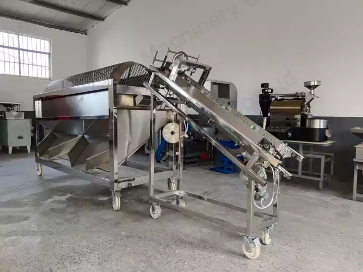 Fresh cocoa fruit splitting machine