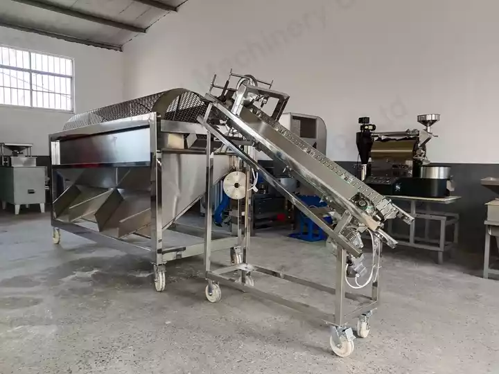 Fresh cocoa pod splitting machine