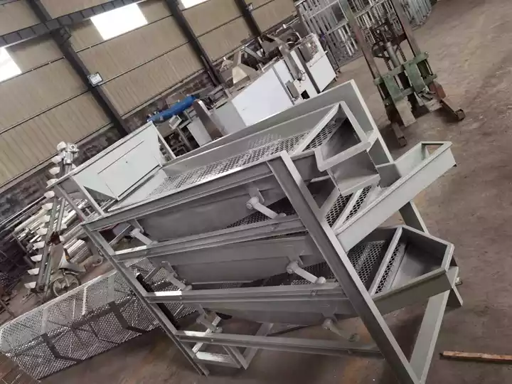 Automatic peanut kernel sorting machine