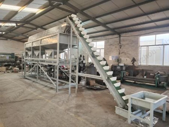 Raw material elevator