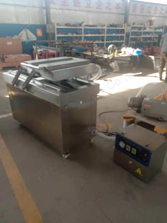 Vacuum packaging machine