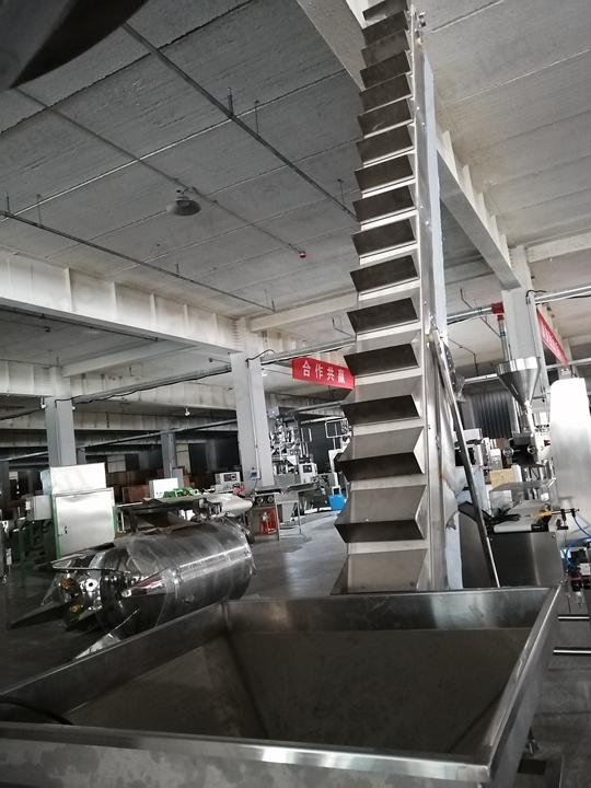 Nuts packaging elevator